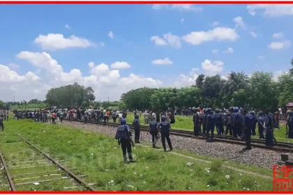 বগুড়ার সান্তাহারে কোটা আন্দোলনকারীদের দ্বারা রূপসা এক্সপ্রেস ট্রেন বন্ধ: মেধার মূল্যায়নের দাবিতে বিক্ষোভ s24online